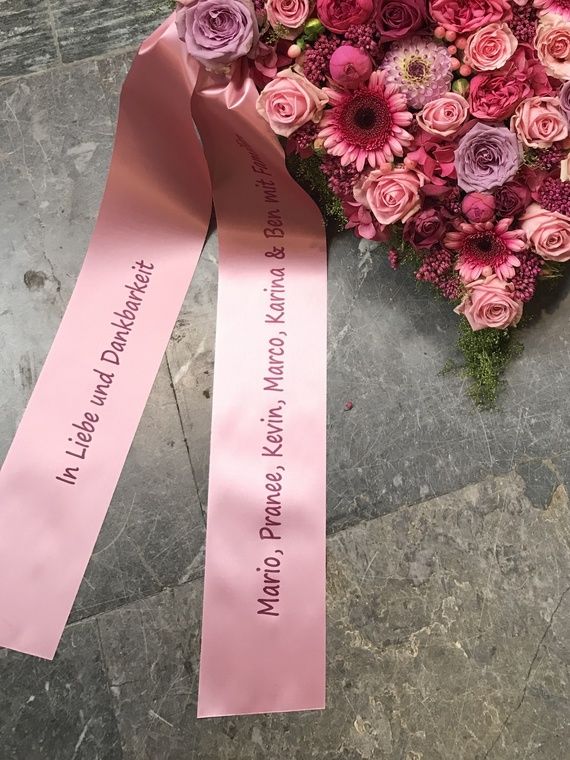 Schleifentexte für Blumen zur Trauerfeier.