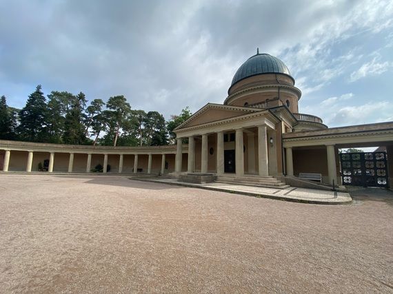 Die Trauerhalle auf dem Waldfriedhof in Darmstadt Die Trauerhalle auf dem Waldfriedhof in Darmstadt